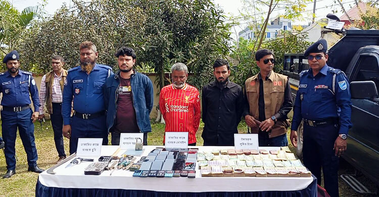 লুটের সাড়ে ১৮ লাখ টাকা ও ৫০ মোবাইল ফোনসহ ৩ ডাকাত গ্রেফতার