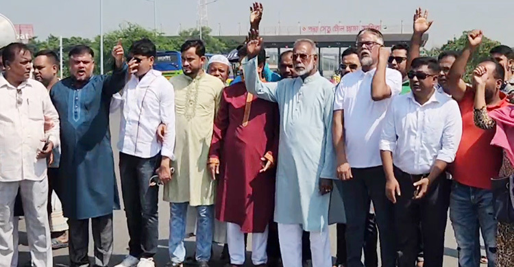 শরীয়তপুরে পদ্মা সেতুর টোল প্লাজার সামনের সড়ক অবরোধ