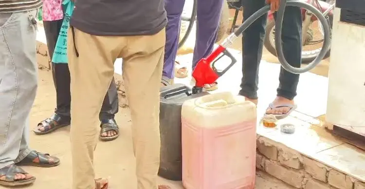 পাম্পে কনটেইনারে তেল বিক্রির ভিডিও করায় সাংবাদিকদের ওপর হামলা