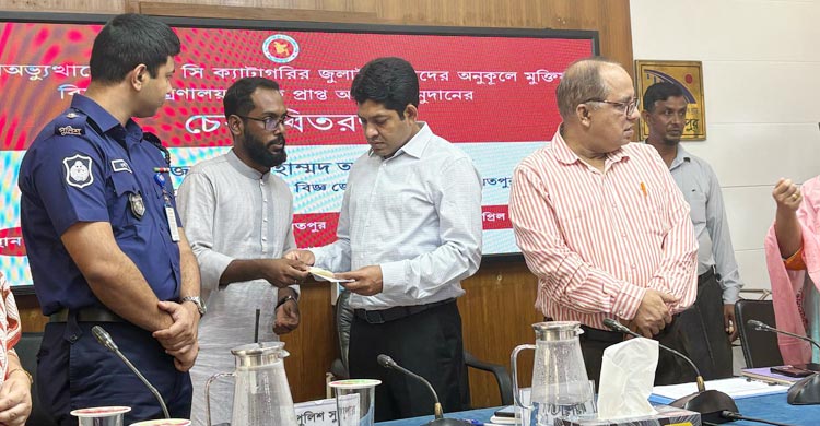 অনুদানের লাখ টাকা অসহায় পরিবারকে উপহার দিলেন জুলাই যোদ্ধা