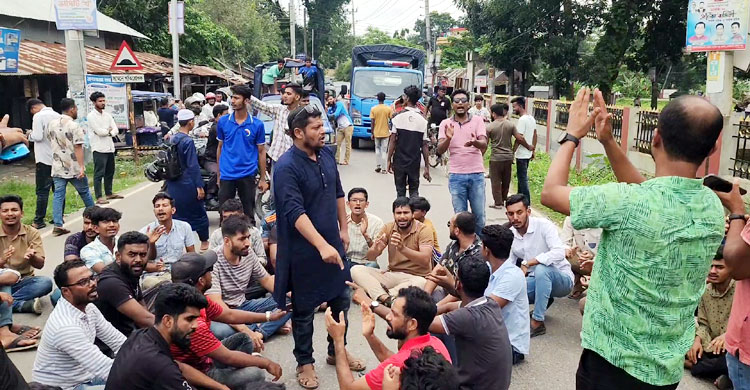 ছাত্রদলের কমিটি বাতিলের দাবিতে টায়ার জ্বালিয়ে সড়ক অবরোধ একাংশের