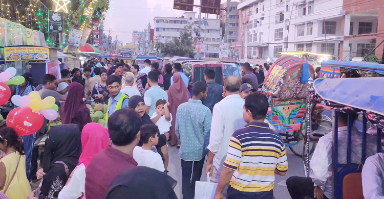 শরীয়তপুর জেলা সদর হাসপাতালের সামনেই চলছে শিল্প ও বাণিজ্যমেলা। বিকেল পর্যন্ত কোনোভাবে পার হলেও বিকেলের পর থেকে সড়কে সৃষ্টি তীব্র যানজট