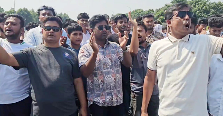 শরীয়তপুরে পদ্মা সেতুর টোল প্লাজার সামনের সড়ক অবরোধ