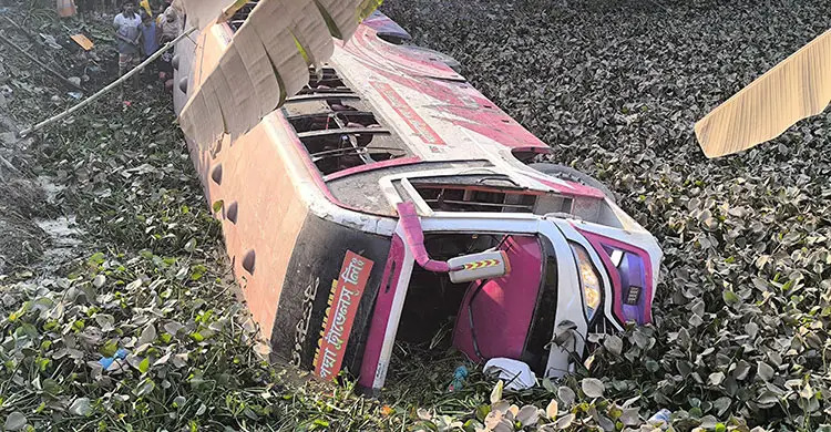 শরীয়তপুরে যাত্রীবাহী বাস খাদে পড়ে আহত ২০