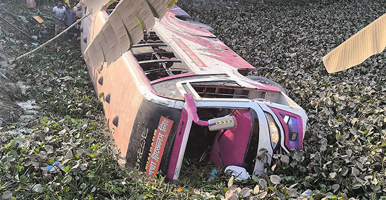 শরীয়তপুরে যাত্রীবাহী বাস খাদে পড়ে আহত ২০