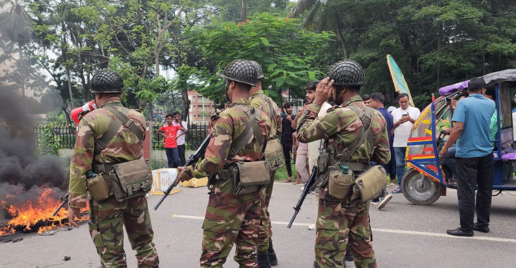 ছাত্রদলের কমিটি বাতিলের দাবিতে টায়ার জ্বালিয়ে সড়ক অবরোধ একাংশের