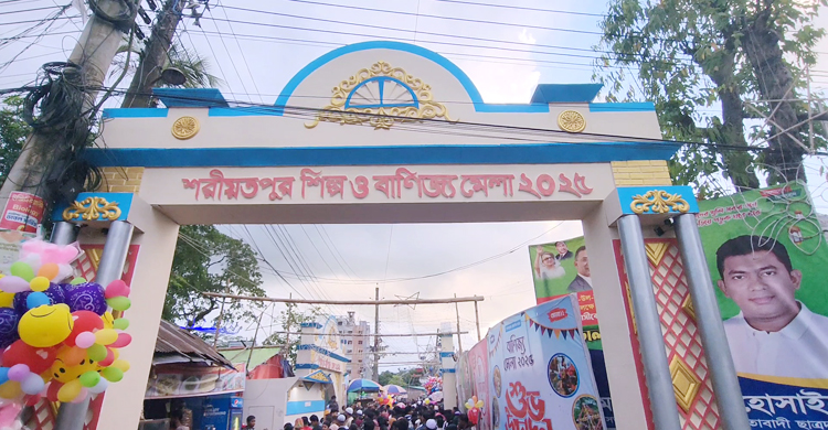 শরীয়তপুর জেলা সদর হাসপাতালের সামনেই চলছে শিল্প ও বাণিজ্যমেলা। বিকেল পর্যন্ত কোনোভাবে পার হলেও বিকেলের পর থেকে সড়কে সৃষ্টি তীব্র যানজট