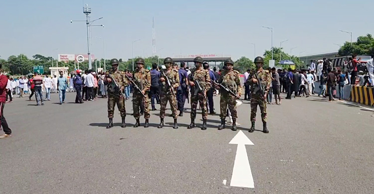 শরীয়তপুরে পদ্মা সেতুর টোল প্লাজার সামনের সড়ক অবরোধ