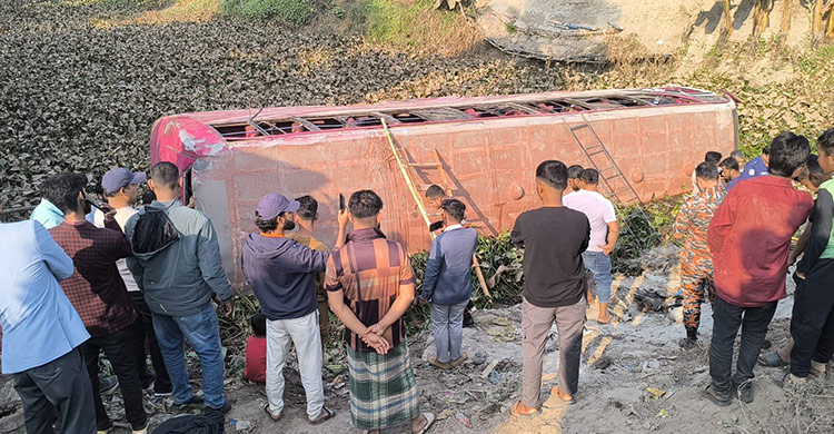 শরীয়তপুরে যাত্রীবাহী বাস খাদে পড়ে আহত ২০