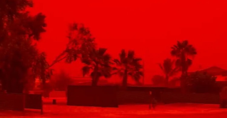 ঝড়ের আগে লাল হয়ে গেলো আকাশ