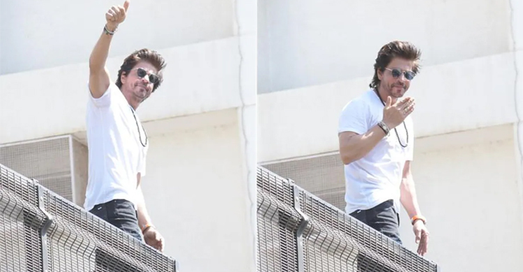 Shah Rukh Khan greets fans outside Mannat on Eid
