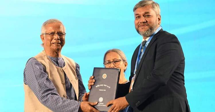 জাতীয় মৎস্য পদক পেলেন শেকৃবি অধ্যাপক কাজী আহসান