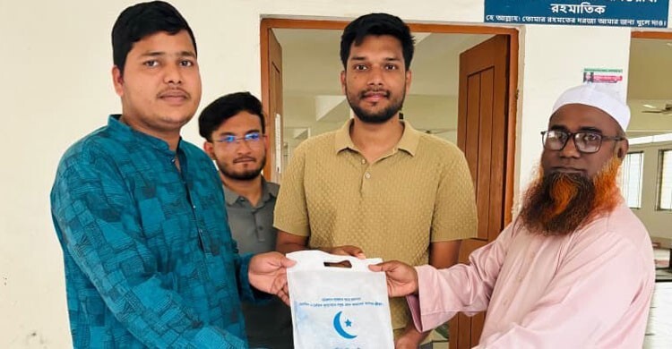 রমজান উপলক্ষে শিক্ষার্থীদের মাঝে শেকৃবি ছাত্রদল নেতার উপহার বিতরণ
