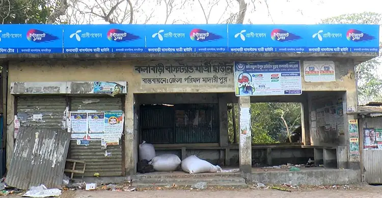 যাত্রী ছাউনিতে সেলুন, কেউ দিয়েছেন ফার্মেসি