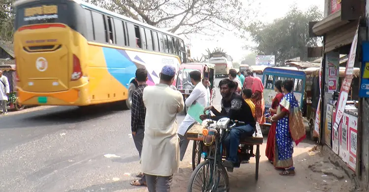 যাত্রী ছাউনিতে সেলুন, কেউ দিয়েছেন ফার্মেসি