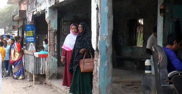 যাত্রী ছাউনিতে সেলুন, কেউ দিয়েছেন ফার্মেসি