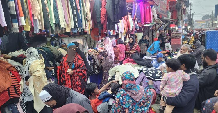 জেঁকে বসেছে শীত, ফুটপাতে জমে উঠেছে গরম কাপড় বিক্রি