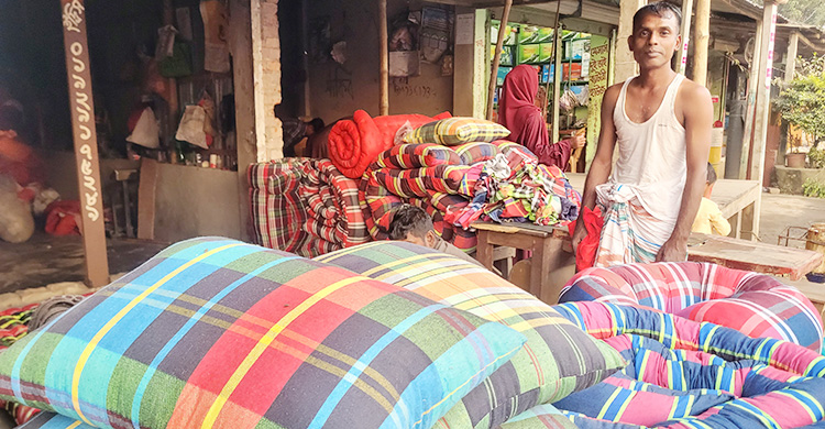 শীত বাড়ার সঙ্গে চাহিদা বেড়েছে লেপ-তোশকের