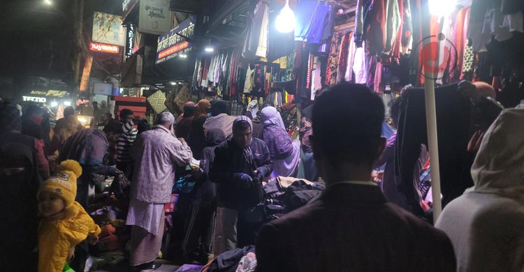 জেঁকে বসেছে শীত, ফুটপাতে জমে উঠেছে গরম কাপড় বিক্রি