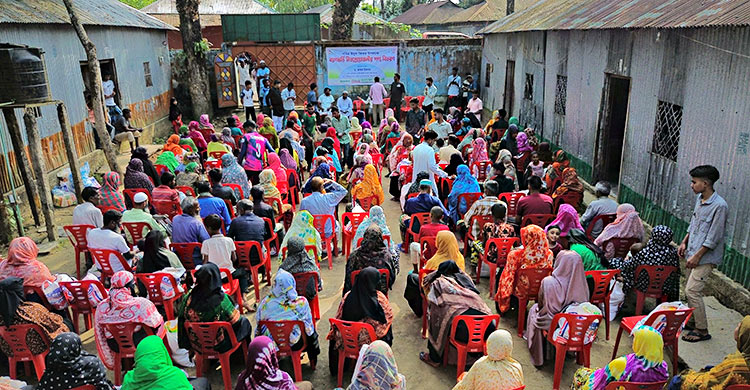 বিনামূল্যে ব্যাগভর্তি ঈদের বাজার পেল ২৫০ পরিবার