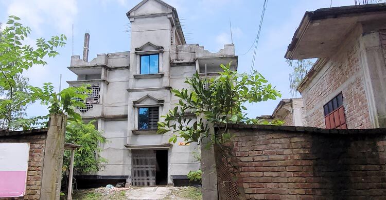 কবরস্থানের জমিতে আওয়ামী লীগ নেতার বিলাসবহুল বাড়ি!