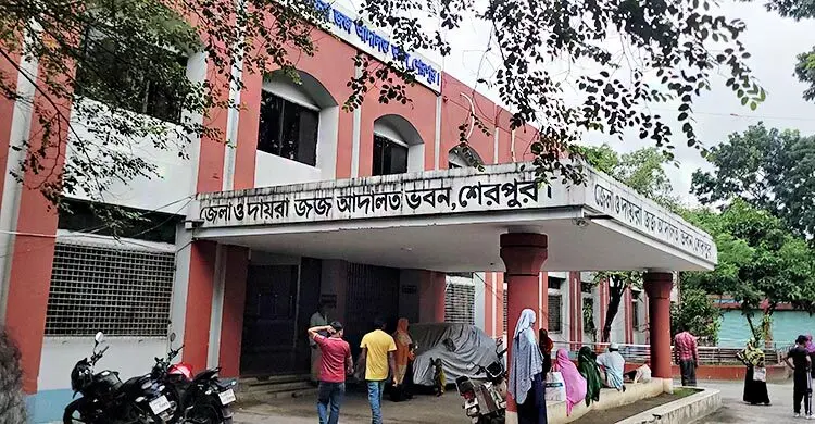 আদালত প্রাঙ্গণে স্বামী-সতিনকে মারধর, প্রথম স্ত্রীর কারাদণ্ড