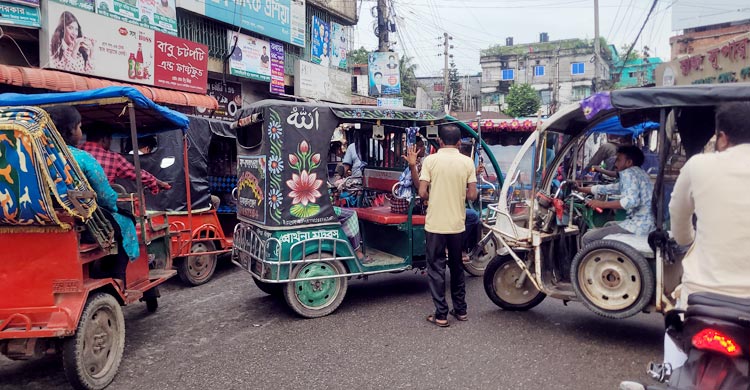 শেরপুর শহরজুড়ে ইজিবাইক ভোগান্তি