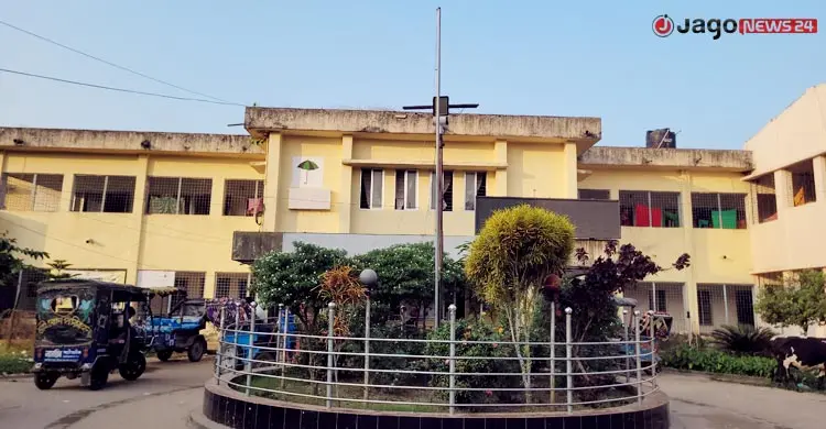 ‘রিকশা চালাইয়া যে টেহা জমাইসিলাম মেয়ের সিজারে সব খরচ হইয়া গেছে’