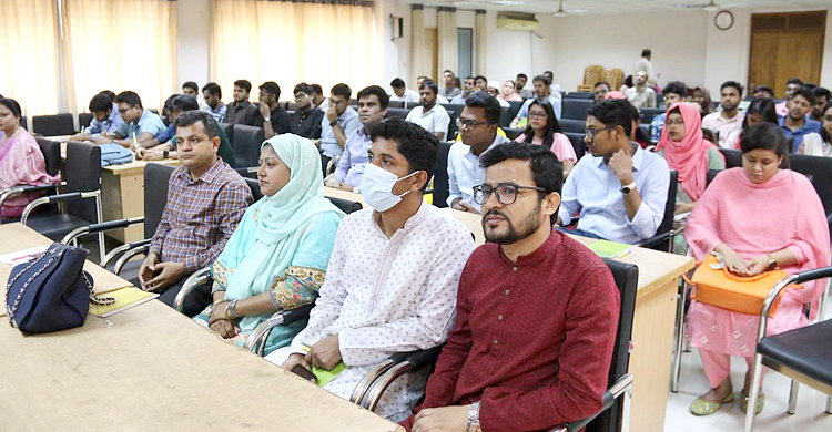 শেকৃবিতে হলের খাবারের মানোন্নয়নে প্রশিক্ষণ ও মতবিনিময়