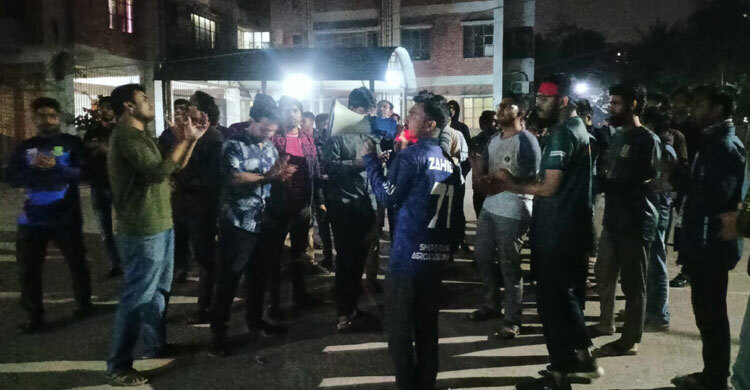 শেকৃবিতে আটক আওয়ামী লীগের লিফলেট বিতরণকারী