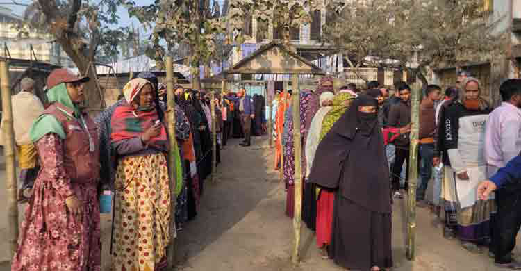 শেরপুরে ভোট দিতে নারী ভোটারদের ব্যাপক উপস্থিতি