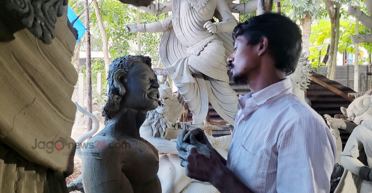 উপকরণের দাম বাড়লেও আয় বাড়েনি প্রতিমা কারিগরের
