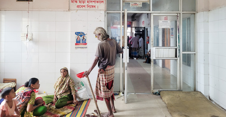 বিনামূল্যে চিকিৎসা নিতে এসে হয়রানির সাগরে পড়েন রোগীরা