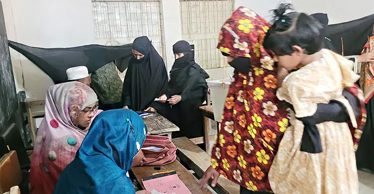 শেরপুর-৩: নারী ভোটারদের উপস্থিতি বেশি, সময় বেশি লাগায় ভোট পড়ছে কম