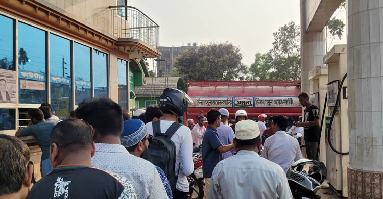 বিভিন্ন জেলায় তেল সংকট, পাম্পে উপচে পড়া ভিড়