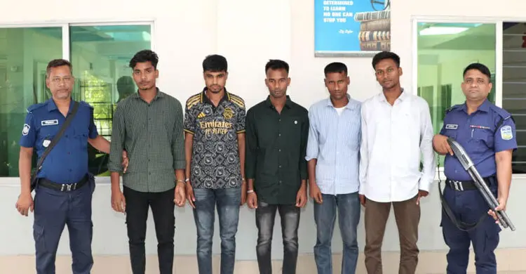 ১৮ লাখ টাকায় পাসের চুক্তি, বিশেষ পোশাকে ডিভাইসসহ ৫ পরীক্ষার্থী আটক