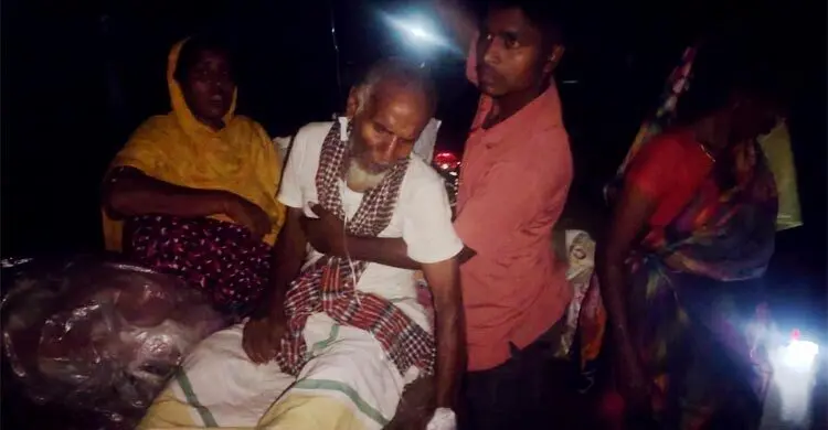 আড়াই ঘণ্টা বিদ্যুৎহীন হাসপাতাল, মোমবাতির আলোয় সেবা
