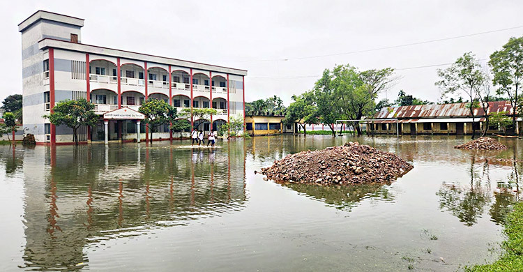 সামান্য বৃষ্টিতেই তলিয়ে যায় বিদ্যালয়ের মাঠ