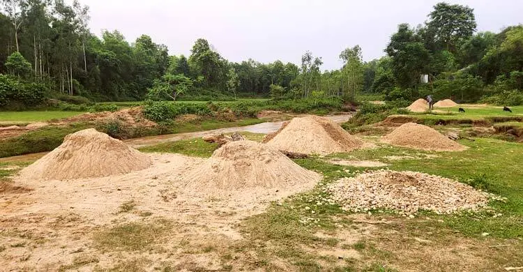 গারো পাহাড়ে থামছেই না অবৈধ বালু উত্তোলন