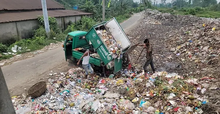নদীর পাড়ে পৌর বর্জ্য, স্বাস্থ্যঝুঁকিতে হাজারো মানুষ