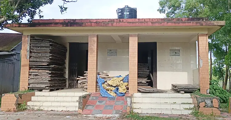 ১৮ লাখ টাকার পাবলিক টয়লেট এখন ব্যক্তিগত গোডাউন