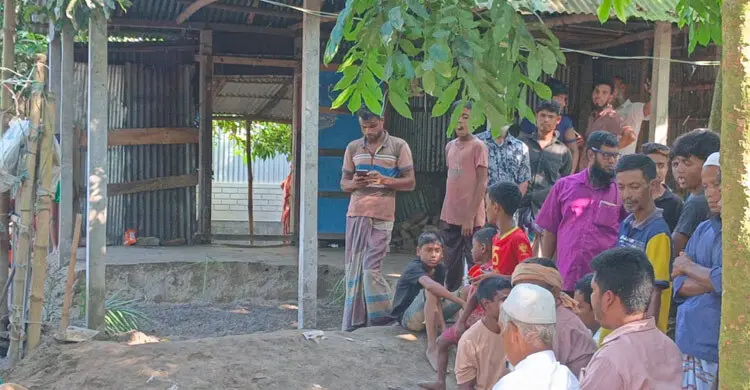 জায়গার অভাবে ঘরেই বৃদ্ধকে দাফন, এগিয়ে এলেন ডিসি