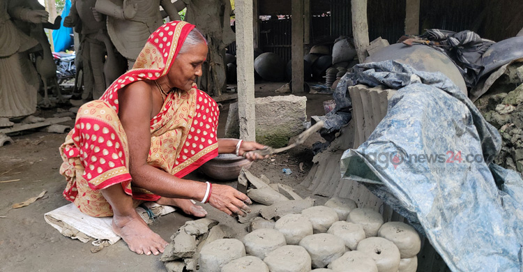 উপকরণের দাম বাড়লেও আয় বাড়েনি প্রতিমা কারিগরের