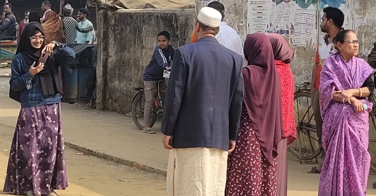 আজ নিজেকে বড় মনে হচ্ছে: প্রথম ভোট দিয়ে তরুণী