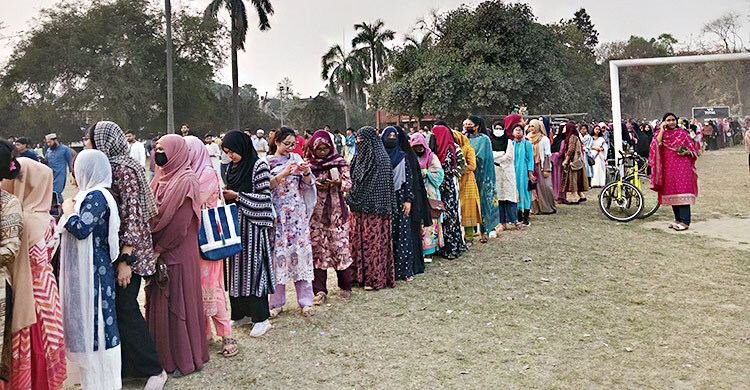 শিবিরের ইফতারে উপচেপড়া ভিড়, খাবার পায়নি শত শত শিক্ষার্থী