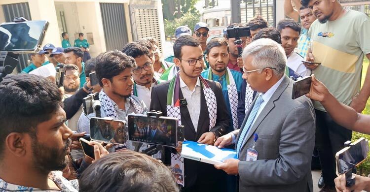 গাজায় গণহত্যার প্রতিবাদে পররাষ্ট্র মন্ত্রণালয়ে শিবিরের স্মারকলিপি