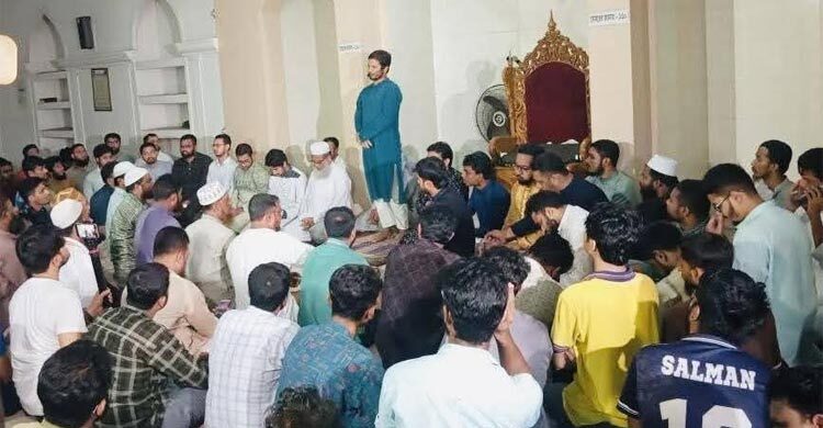 জাকসুর ফলাফলের পর জাবির মসজিদে শিবিরের দোয়া-মোনাজাত