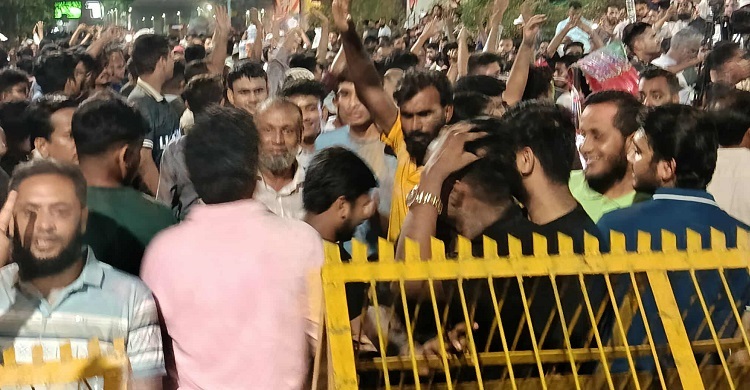 শাহবাগে শিবির সমর্থকদের উচ্ছ্বাস, বিজয় মিছিলের প্রস্ততি