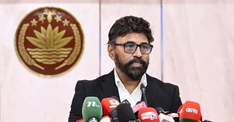 প্রধানমন্ত্রী নিরাপত্তার তোয়াক্কা না করে জনগণের মাঝেই হাঁটছেন