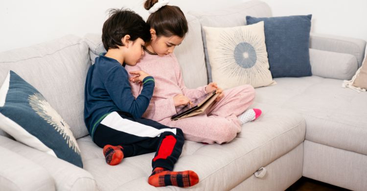 ভাইবোনের সম্পর্ক মজবুত রাখতে মেনে চলুন ৫ টিপস